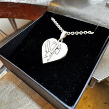 Afbeelding in Gallery-weergave laden, Hartvormige GPS Hanger met Diamant