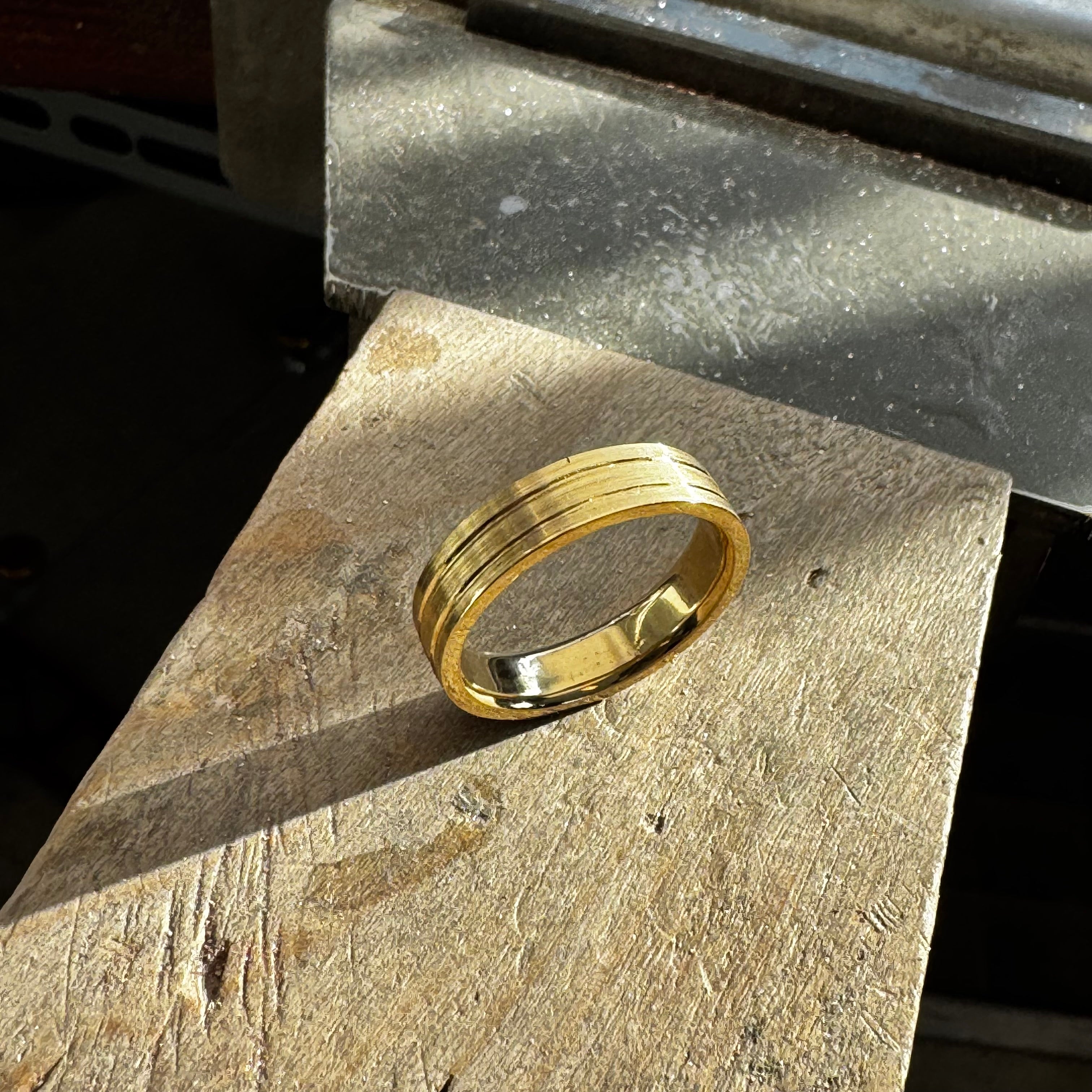Foto van handgemaakte gouden trouwring in Zoetermeer tijdens het maakproce