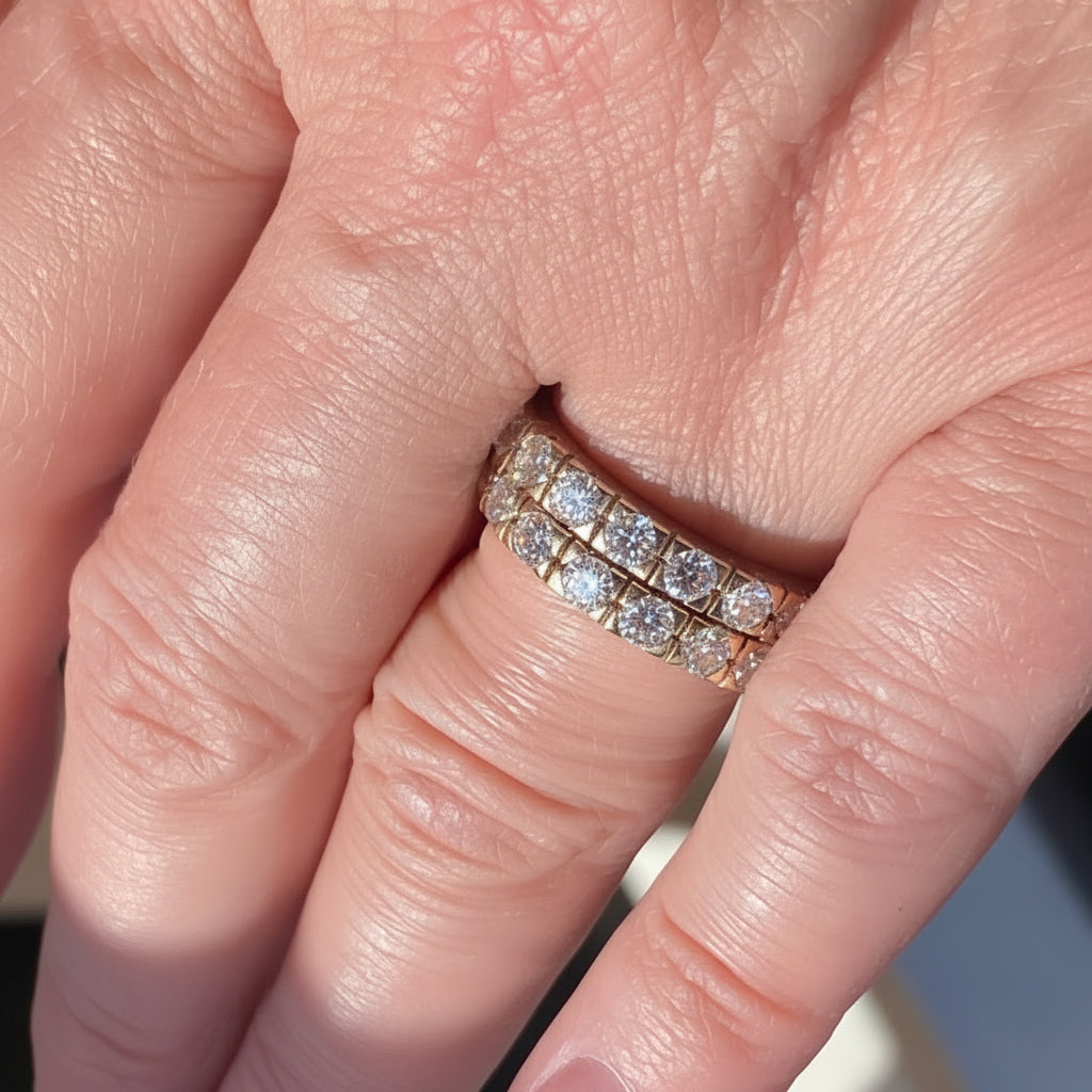 Op maat gemaakte alliance ring met twee rijen diamanten gedragen om de vinger, handgemaakt door goudsmid in Zoetermeer