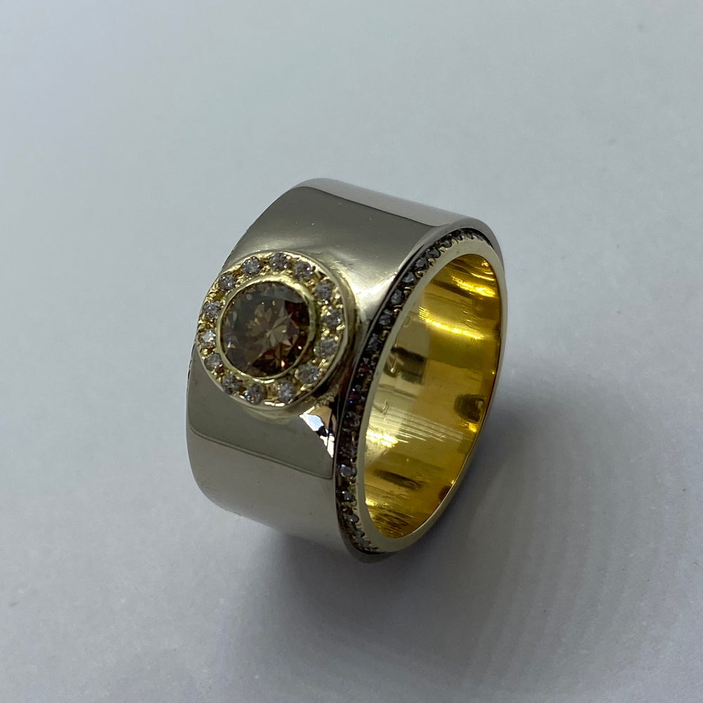 Brede handgemaakte ring op maat met diamant gezet door goudsmid in Zoetermeer