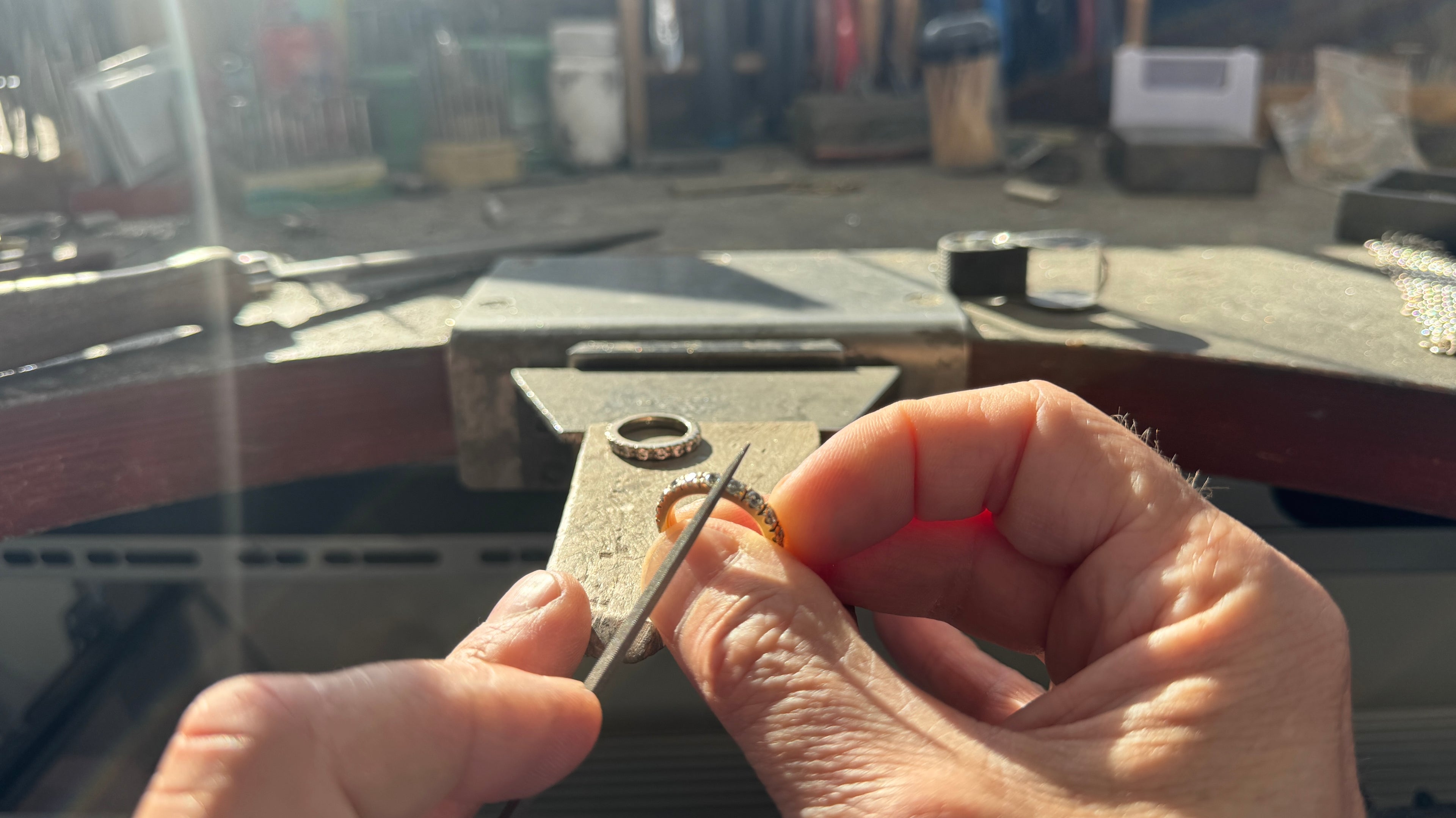 Goudsmid Erik Goemans aan het werk in zijn atelier in Zoetermeer tijdens het maken en bewerken van een ring