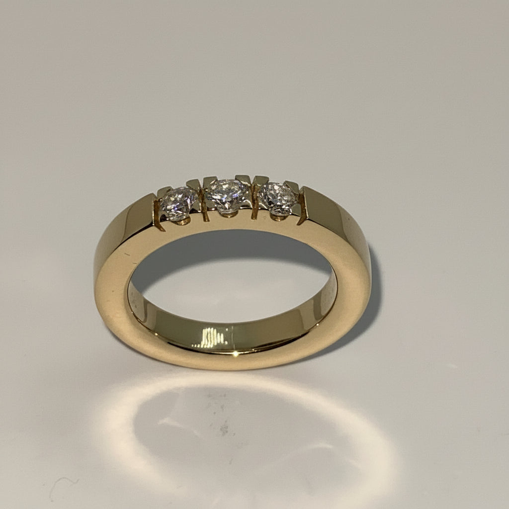 Alliance ring van goud met meerdere diamanten gezet op rij, handgemaakt door goudsmid in Zoetermeer