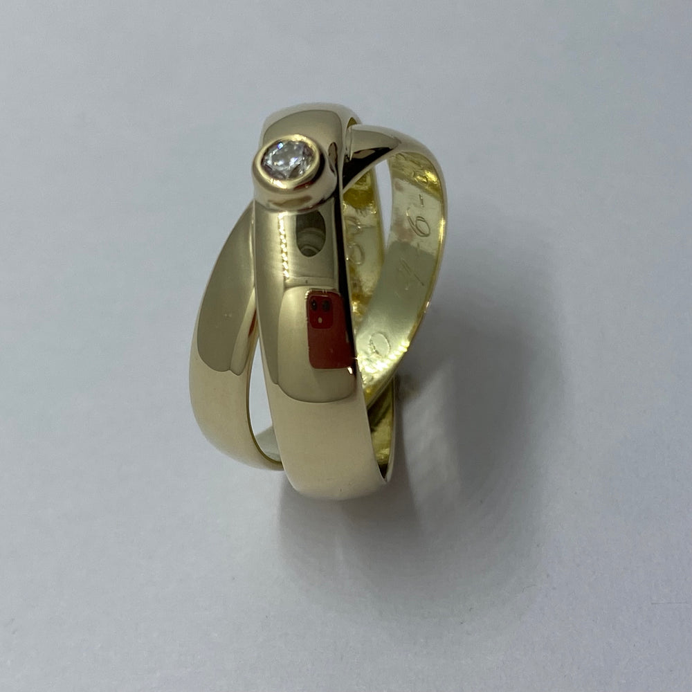Herdenkingssieraad ring gemaakt van samengevoegde trouwringen met diamant door goudsmid in Zoetermeer