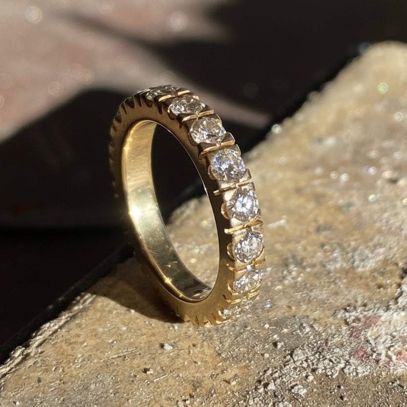 Handgemaakte alliance ring met hoogwaardige diamanten op werkbank van goudsmid in Zoetermeer