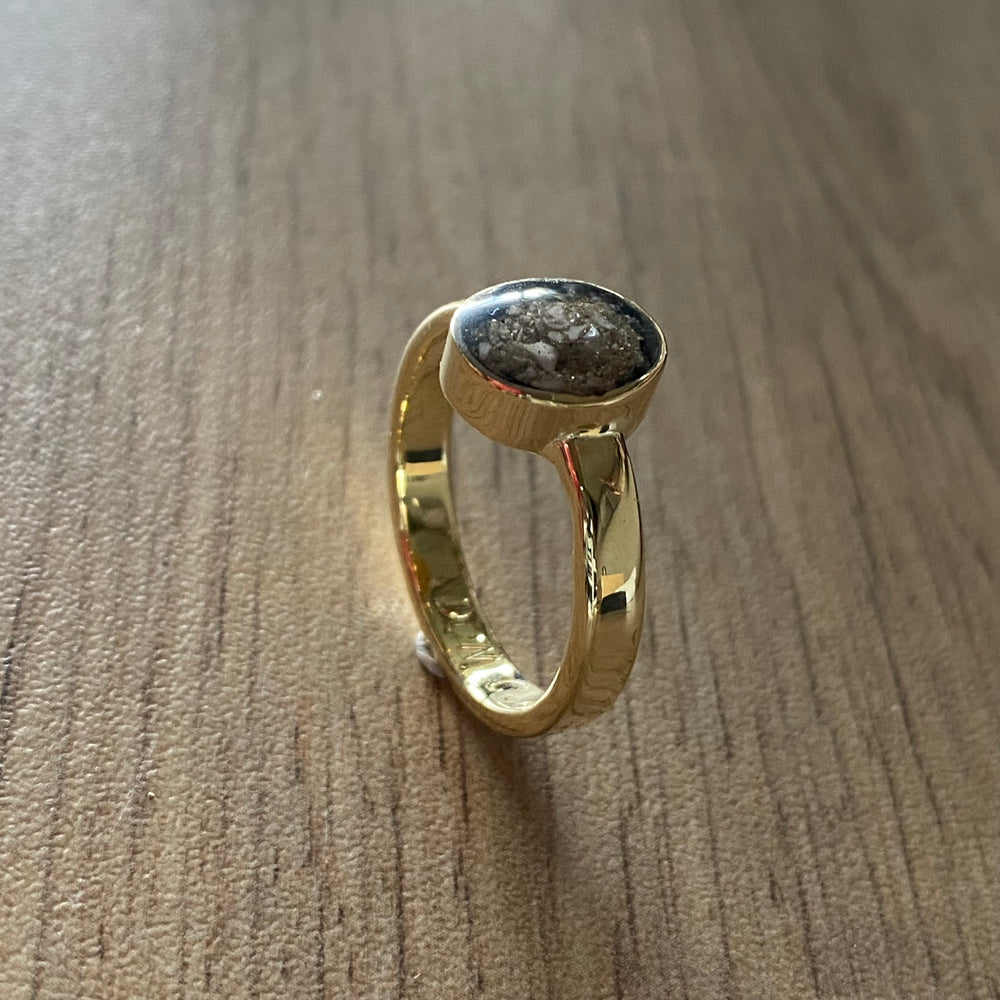 Gouden ring met as verwerkt als herdenkingssieraad gemaakt door goudsmid in Zoetermeer