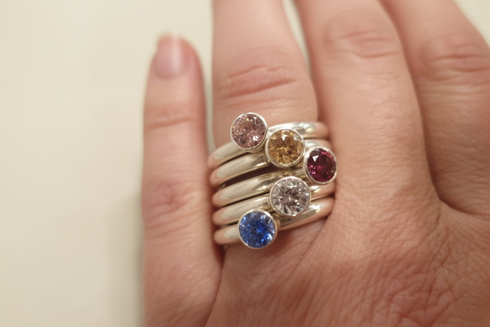 Handgemaakte ringen op maat met verschillende edelstenen door goudsmid in Zoetermeer