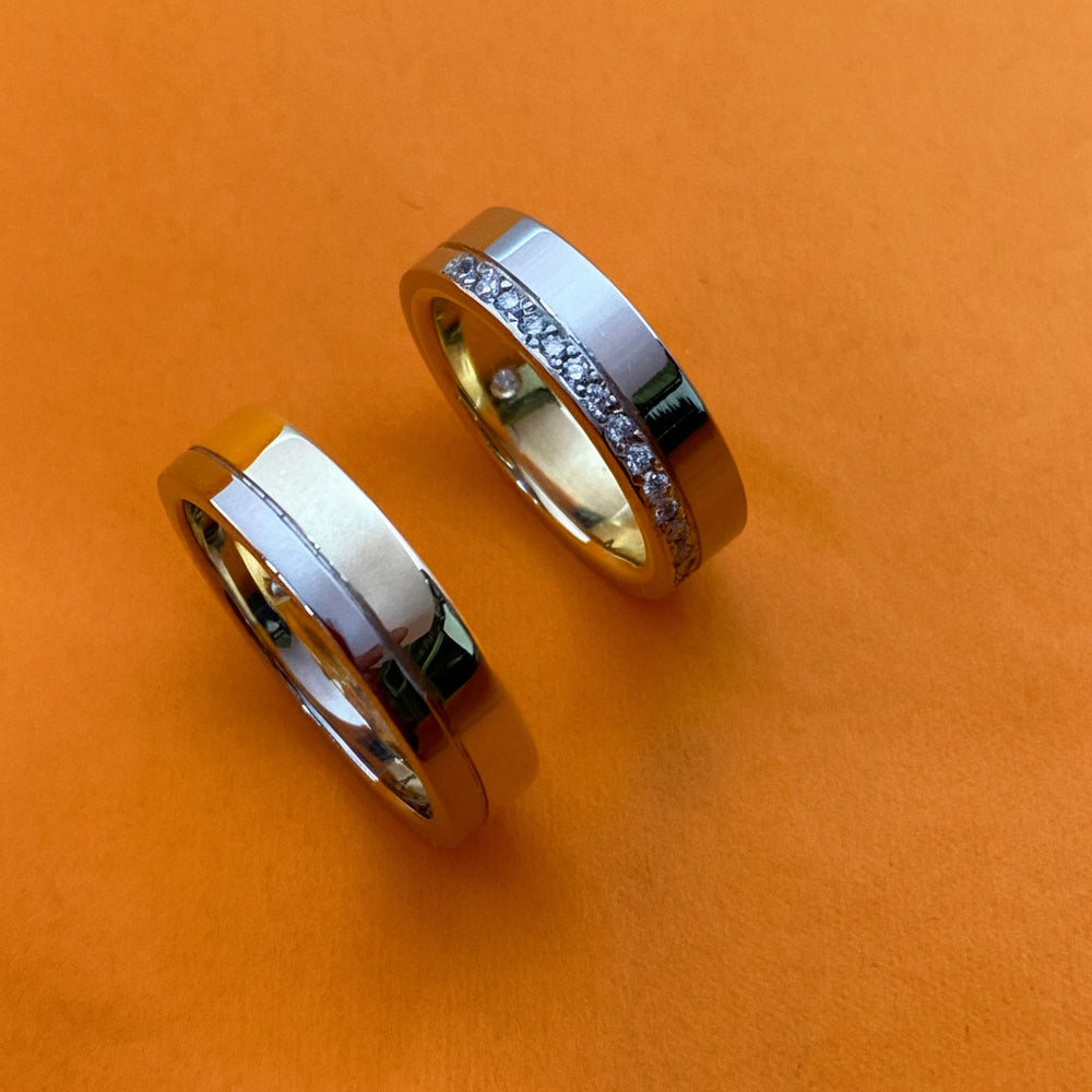 Tweekleurige trouwringen van goud en witgoud met diamant rij handgemaakt in Zoetermeer