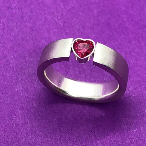 Hold my Heart met rode zirkonia