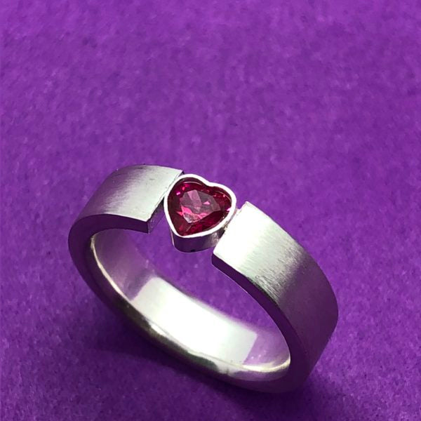 Hold my Heart met rode zirkonia